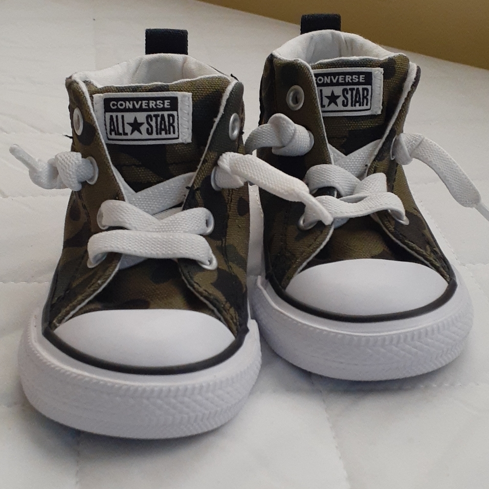 Camo converses